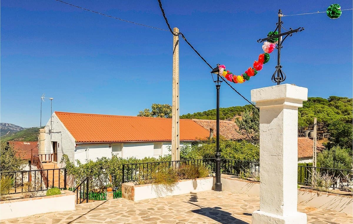 Nice home in El Centenillo with WiFi