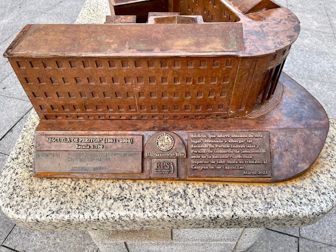 Monumento a la Escuela de Peritos